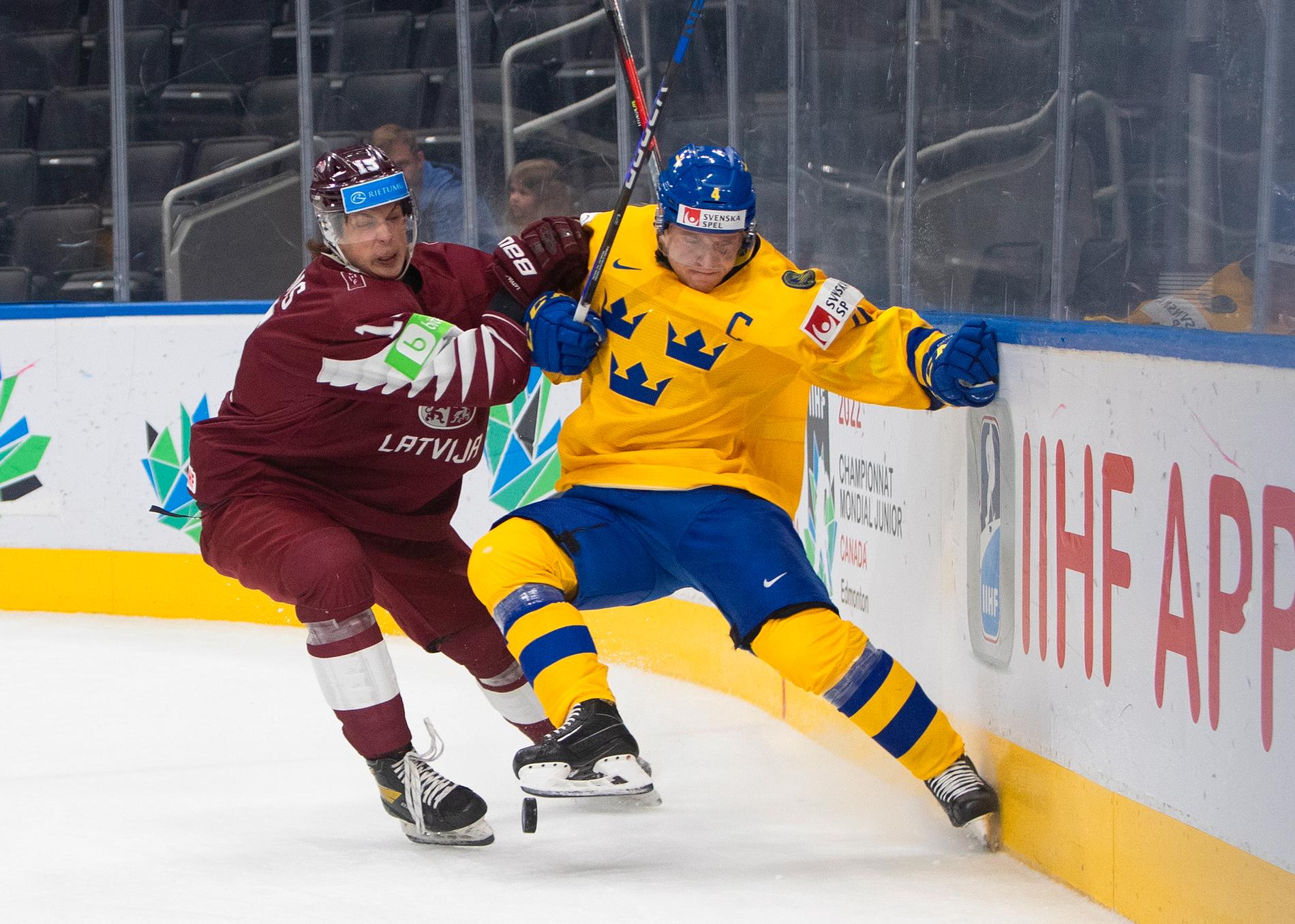 Sverige gick krampaktigt till semifinal i junior-VM efter 2–1 mot Lettland.