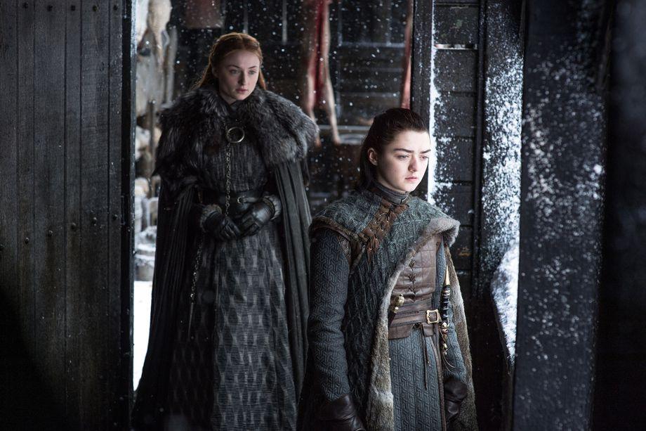 Sansa och Arya Stark spelas av Sophie Turner och Maisie Williams