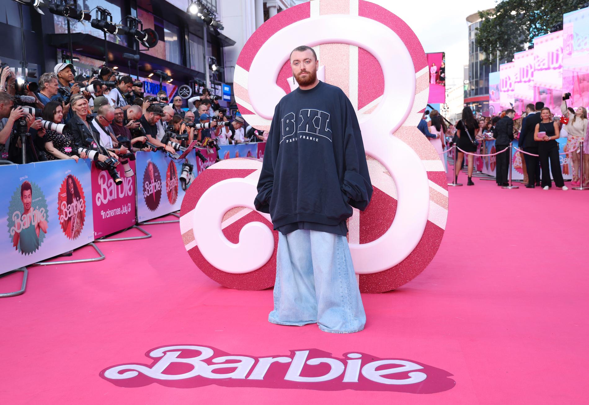 Sam Smith bar kläder från Vetements vår/sommar-kollektion 2024 på ”Barbie”-premiären. 
