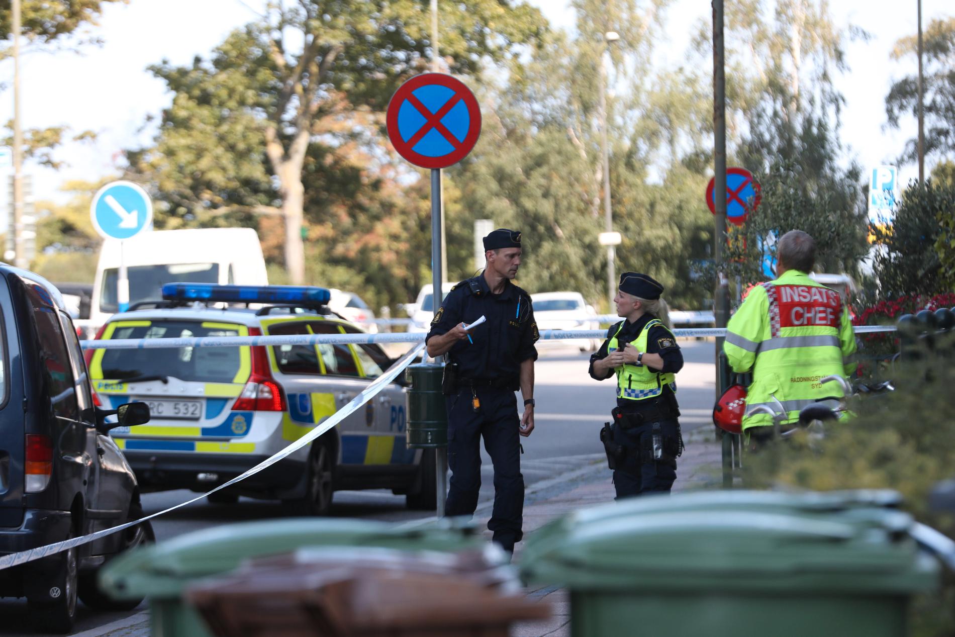 Polisen arbetar på platsen där en kvinna blivit skjuten, enligt uppgifter till Aftonbladet. 