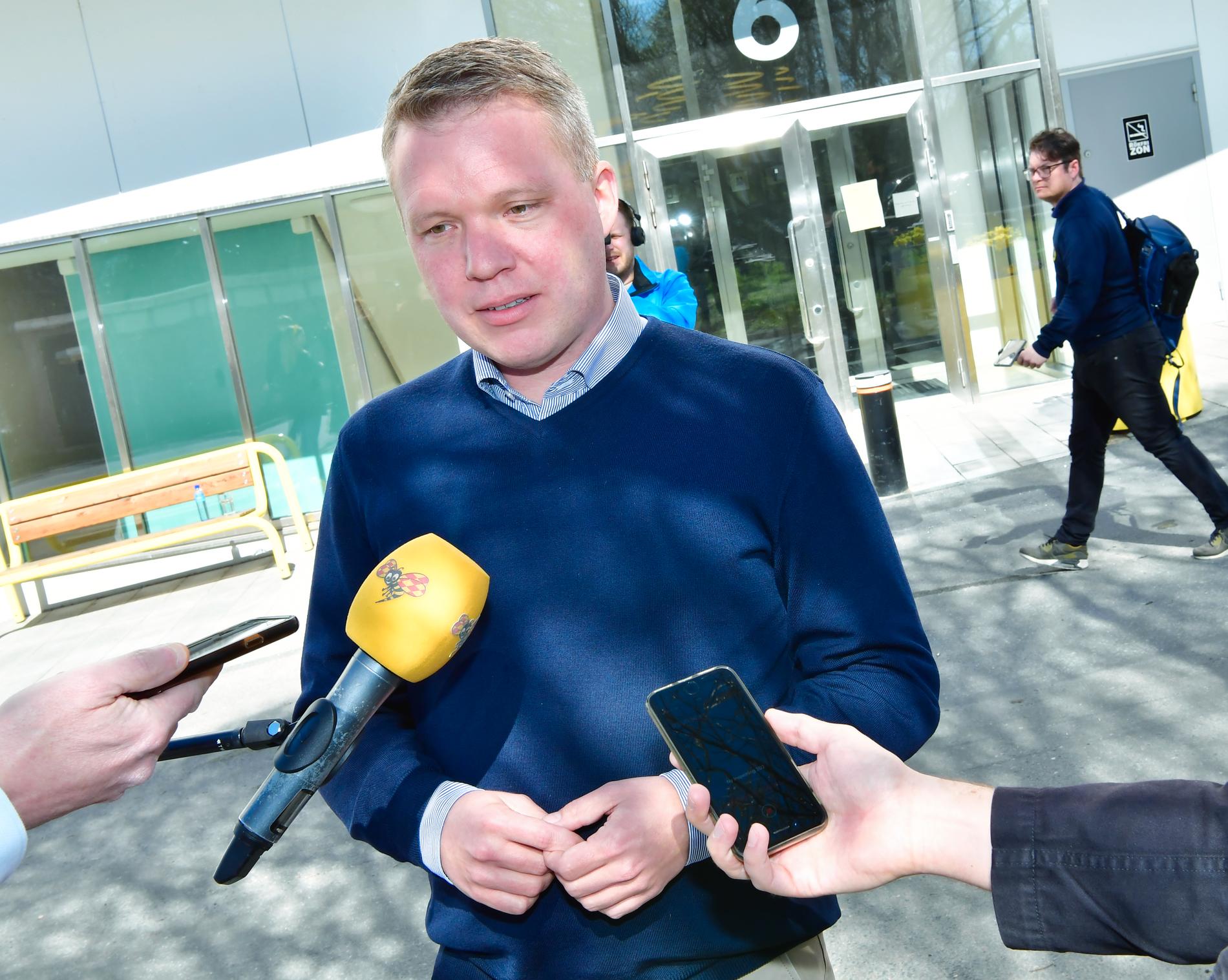 Anders Larsson, ordförande i Svenska ishockeyförbundet, är kritisk till Riksidrottsförbundet (RF).