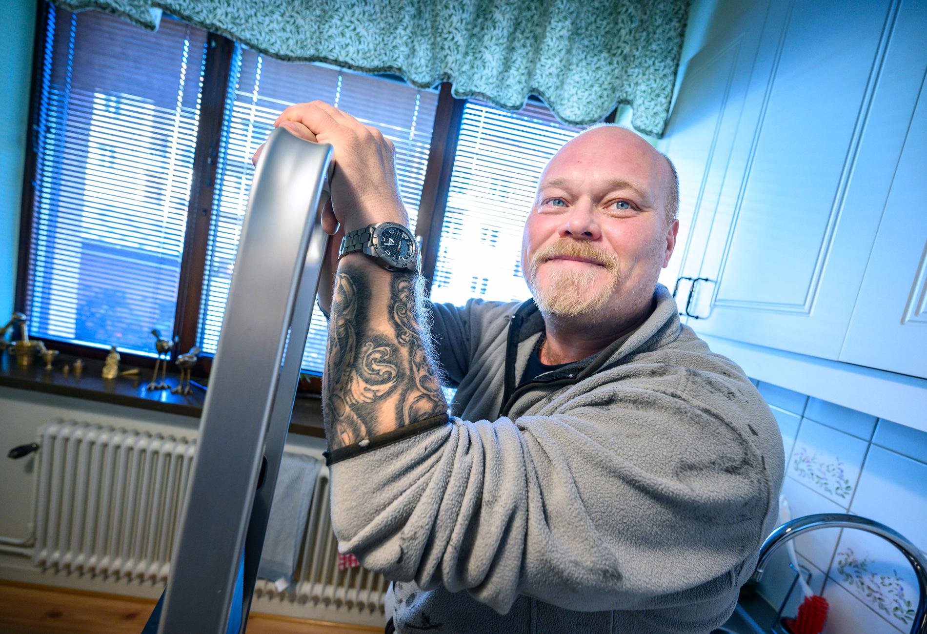 Ystads kommunala fixare Magnus Åkesson uppmanar äldre att undvika situationer i hemarbetet om de riskerar att trilla och skada sig. "Den som går med käpp eller är i 75-årsåldern – den ska be om hjälp", säger han till TT.