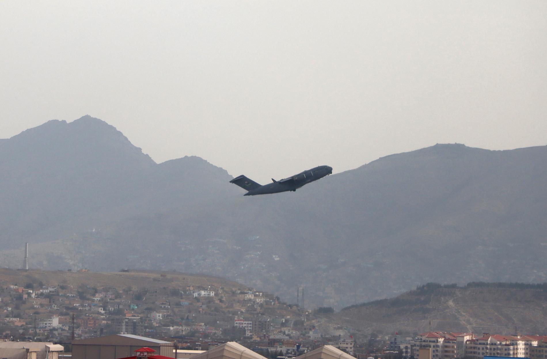 30 augusti 2021. Ett av de sista amerikanska C-17-flygplanen lyfter från Kabul.
