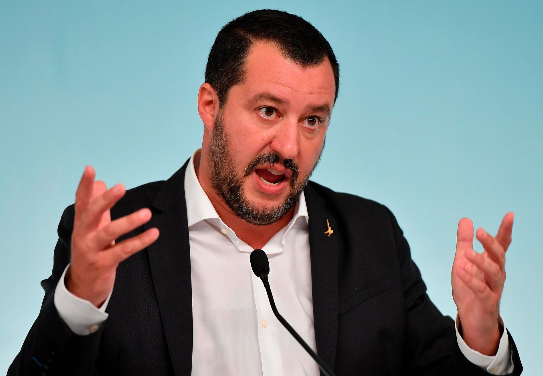 Italiens inrikesminister Matteo Salvini hotar med landningsstopp efter medierapporter om att Tyskland tänker börja skicka tillbaka asylsökande till Italien med chartrade plan. Bild från i september.