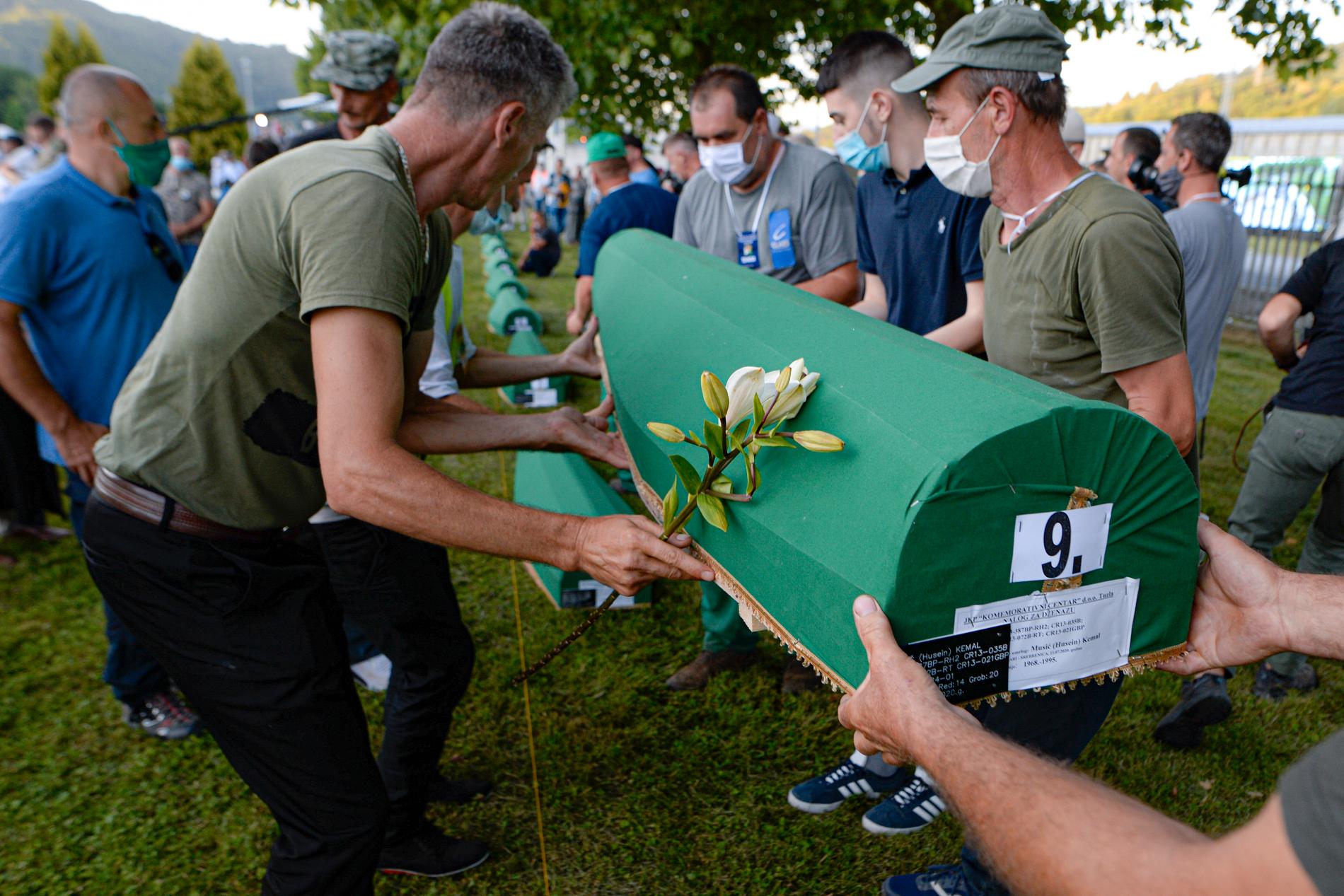 Bosnier bär en kista med kroppen av ett av de nio offer för massakern i Srebrenica som identifierats bara det senaste året.