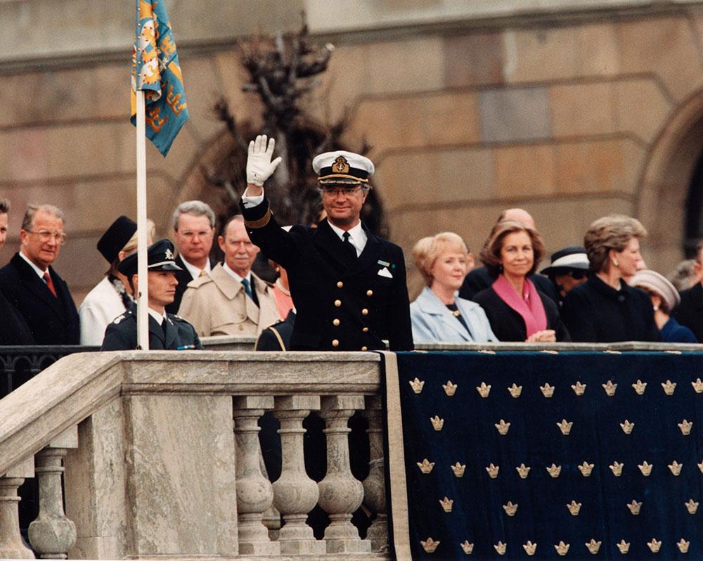 Kungen möter folk som samlats utanför slottet på hans 50-årsdag 1996. 