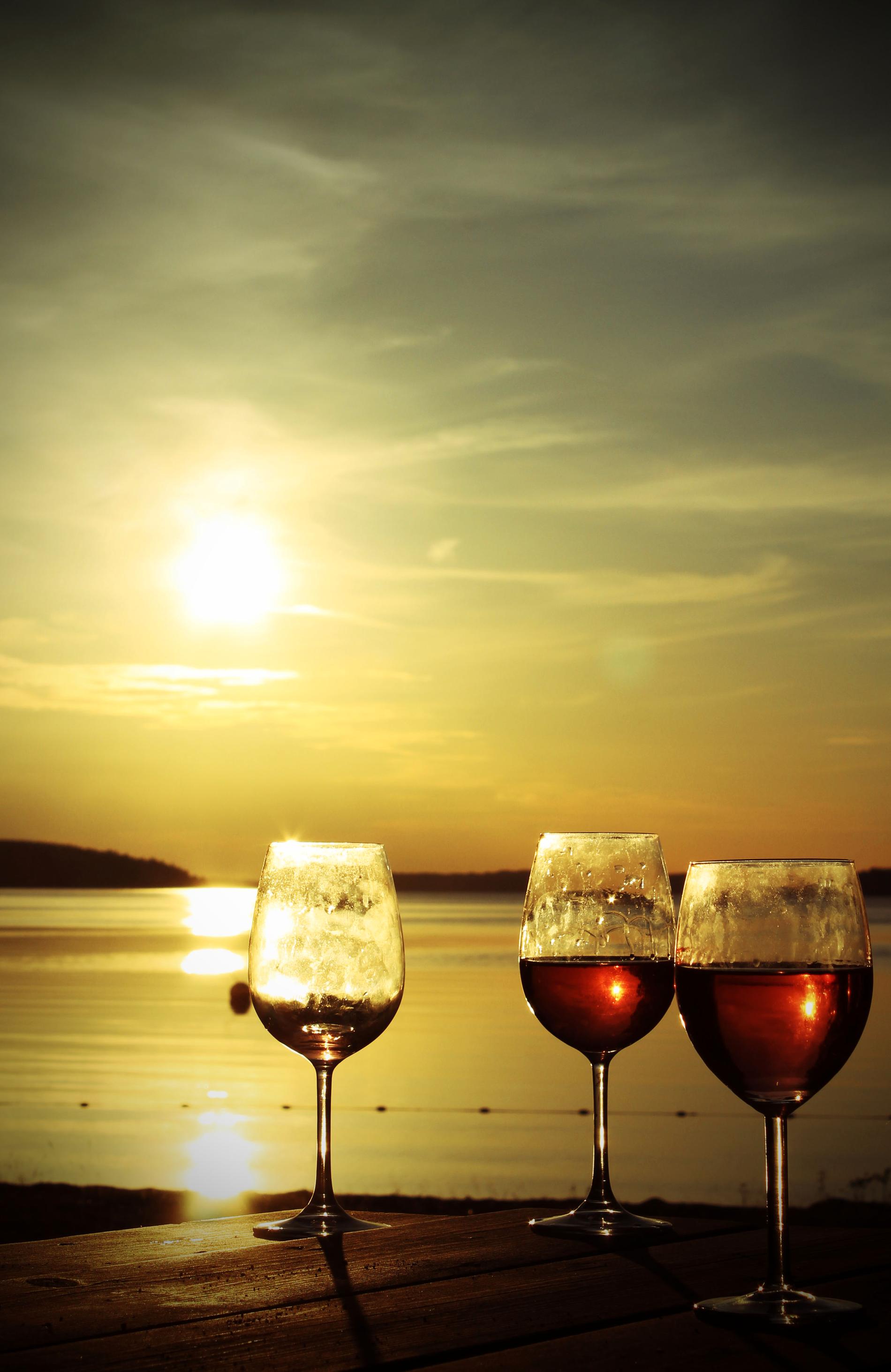 Ett glas rosé vid solnedgången på Norra badstranden på ön Ringsö i Mälaren, det är livet.