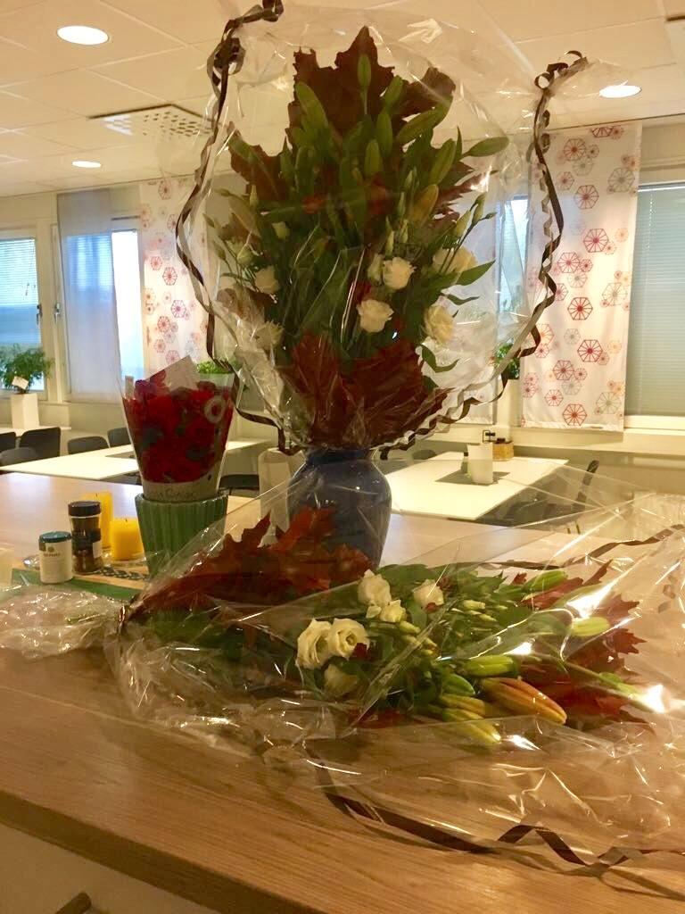 Blombuketter som skickats till Göteborgspolisen.