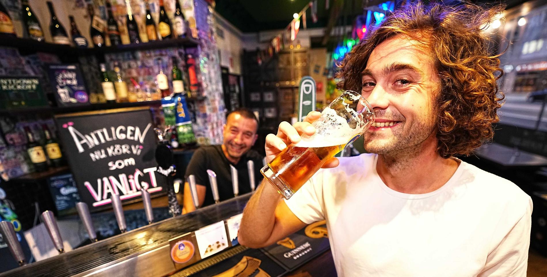 Det var glada miner i baren när Aftonbladets reporter Leo Pettersson beställde öl på krogen The Flying Dog i Stockholm. 
