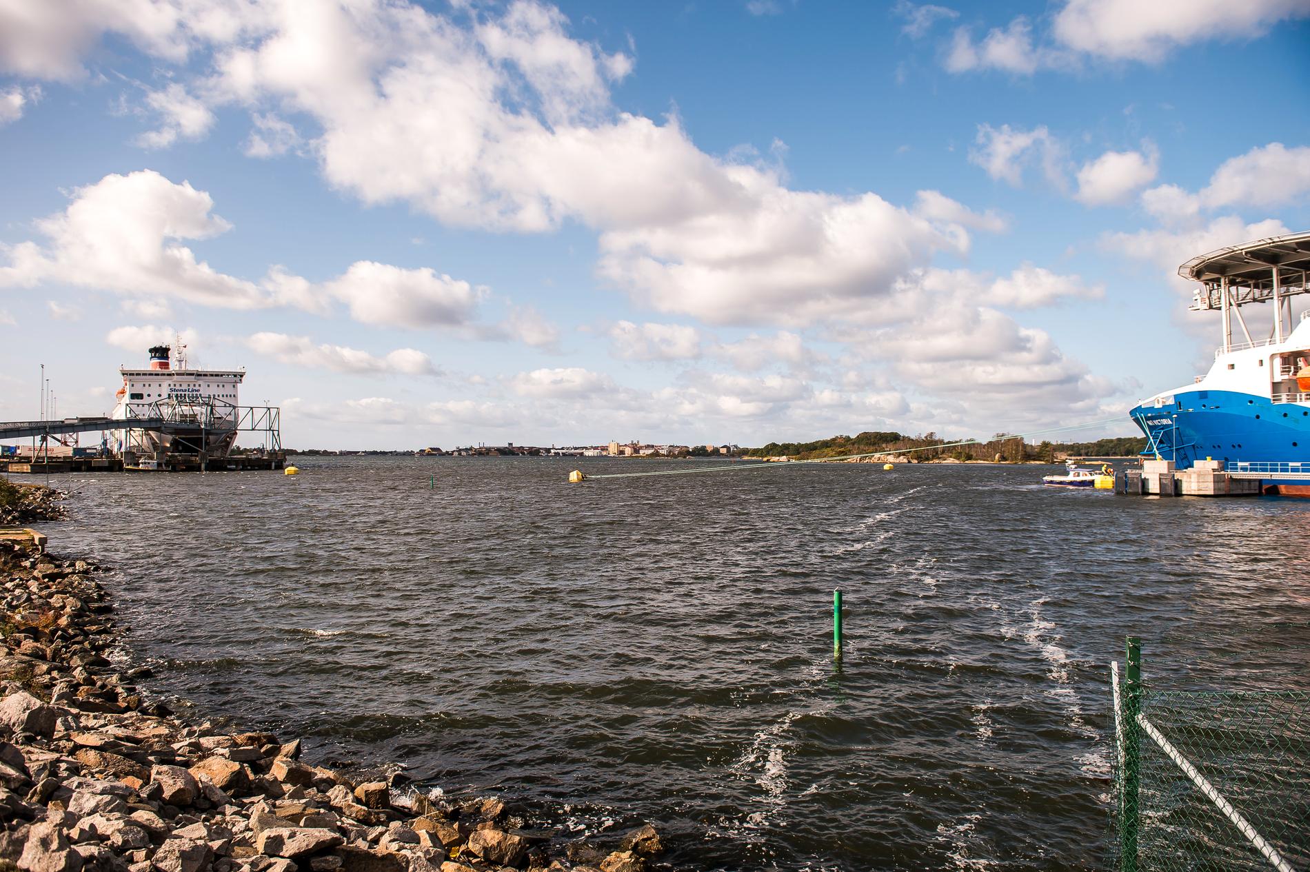 Uppgifterna om fartygsincidenten i Verköhamnen i Karlskrona går isär, enligt Kustbevakningen.