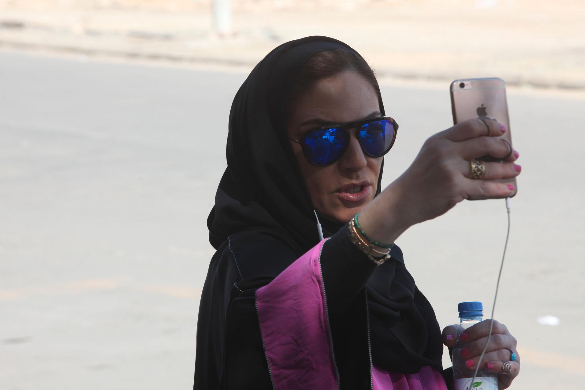 Aktivisten Ghada Ghazzzawi tar en selfie vid en vallokal.