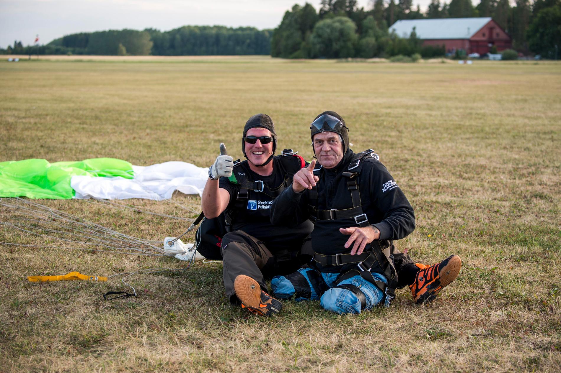 FINGRET I LUFTEN Hoppet gick bra – och landningen. Två nöjda män i gröngräset efter fallskärmshoppet.