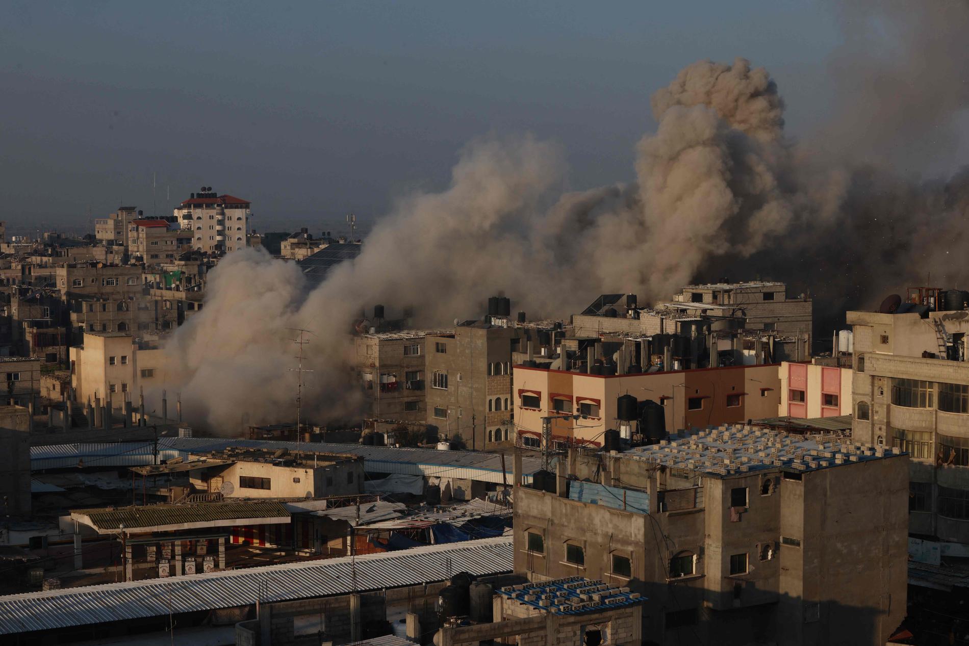Rök stiger efter en israelisk attack i Rafah i södra Gaza.