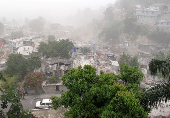 Rester kvar av staden I stadsdelen Petionville i Port-Au-Prince är flera hus och byggnader totalförstörda.