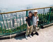 Hongkong 1998 Hongkong var en höjdare. Arvid tillsammans med kompisen Oskar, 6 år.