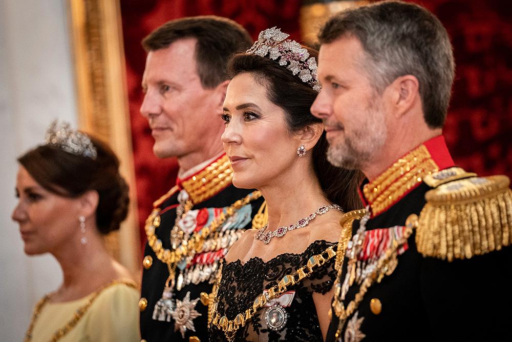 Relationen mellan prins Joachim och resten av familjen är ansträngd. Drottningen har inte hört av sig och det har inte heller kronprinsparet Frederik och Mary. 