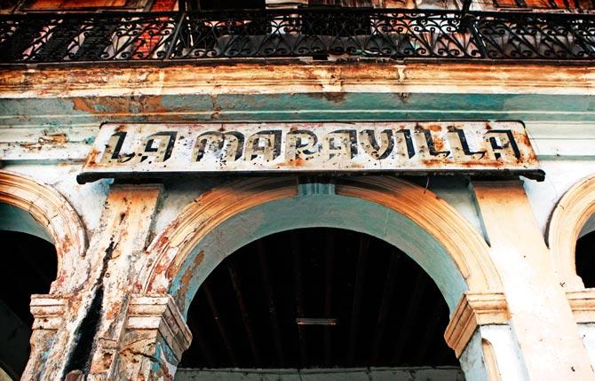 ”La Maravilla, ringblomman, lever kvar med sitt namn när allt annat har dött. Fasaden på en gammal byggnad vid Cristo Square i gamla Havanna.”