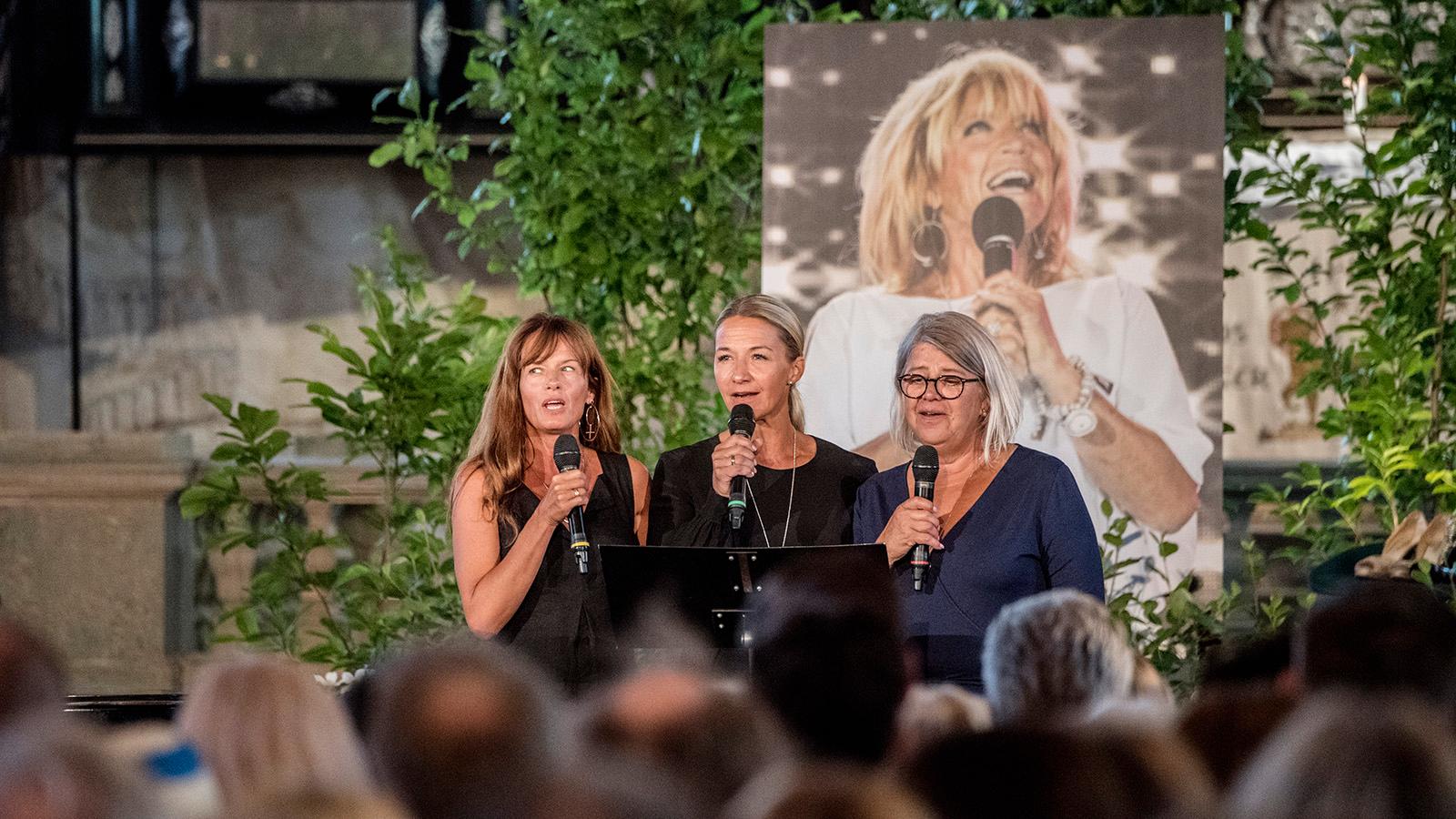 Under minnesgudstjänsten för mamma Barbro sjöng Malin Berghagen med sina systrar Kristin Kaspersen och Monica Svensson.