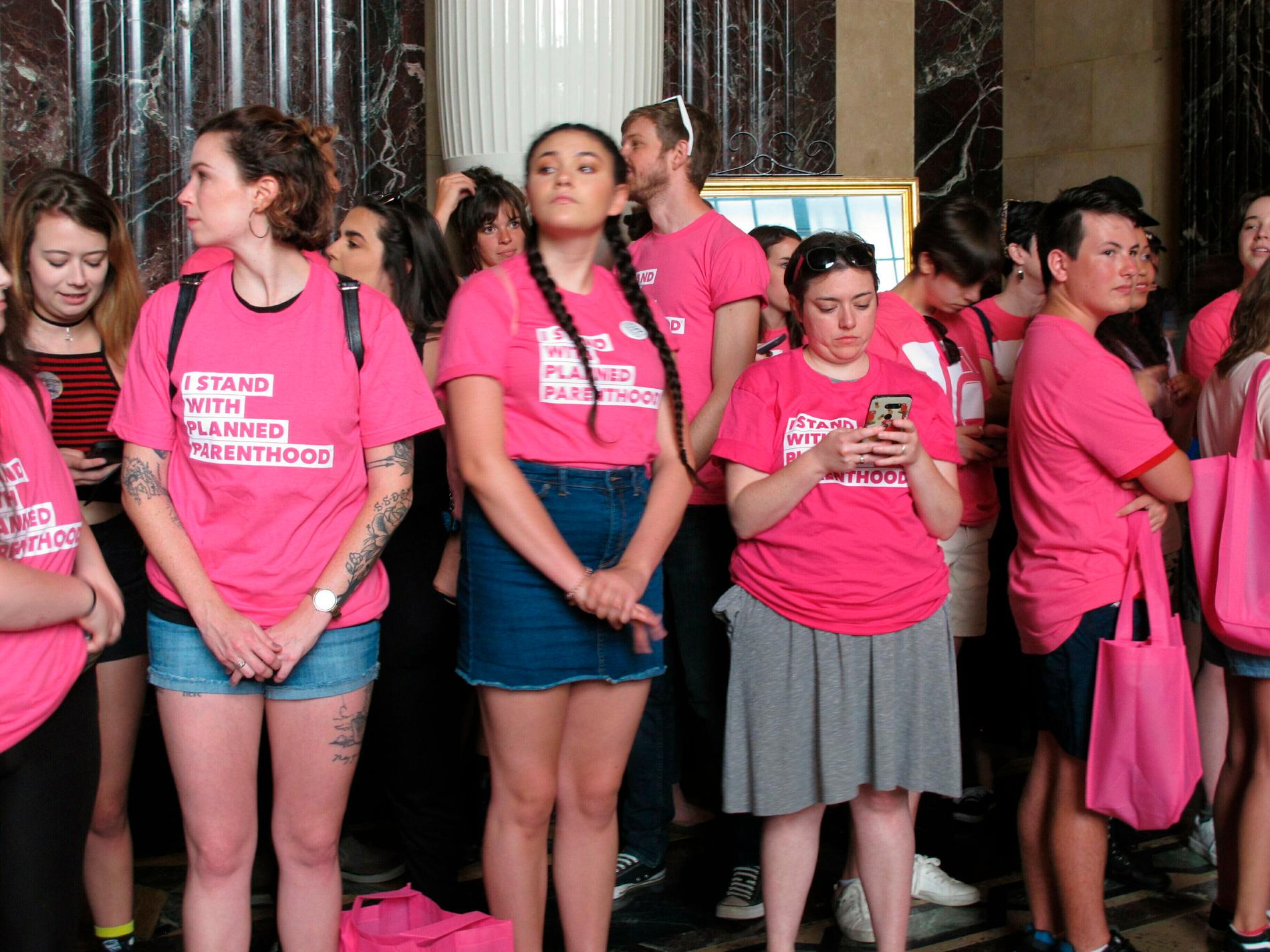 Aktivister protesterar mot Louisianas nya abortlagstiftning.