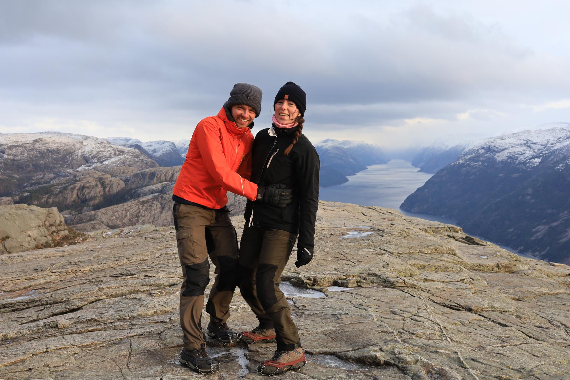 Elias tillsammans med sambon Johanna på Preikestolen i Norge 2019.