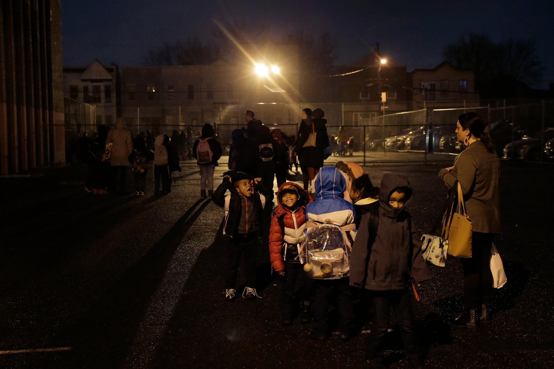 Barn väntade på att bli återförenade med sina föräldrar på en skolgård nära platsen för skjutningarna i Jersey City.