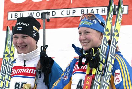 ETTAN OCH TVÅAN Ruhpolding 11 januari: finskan Kaisa Varis vinner världscupen före Helena Jonsson (th).