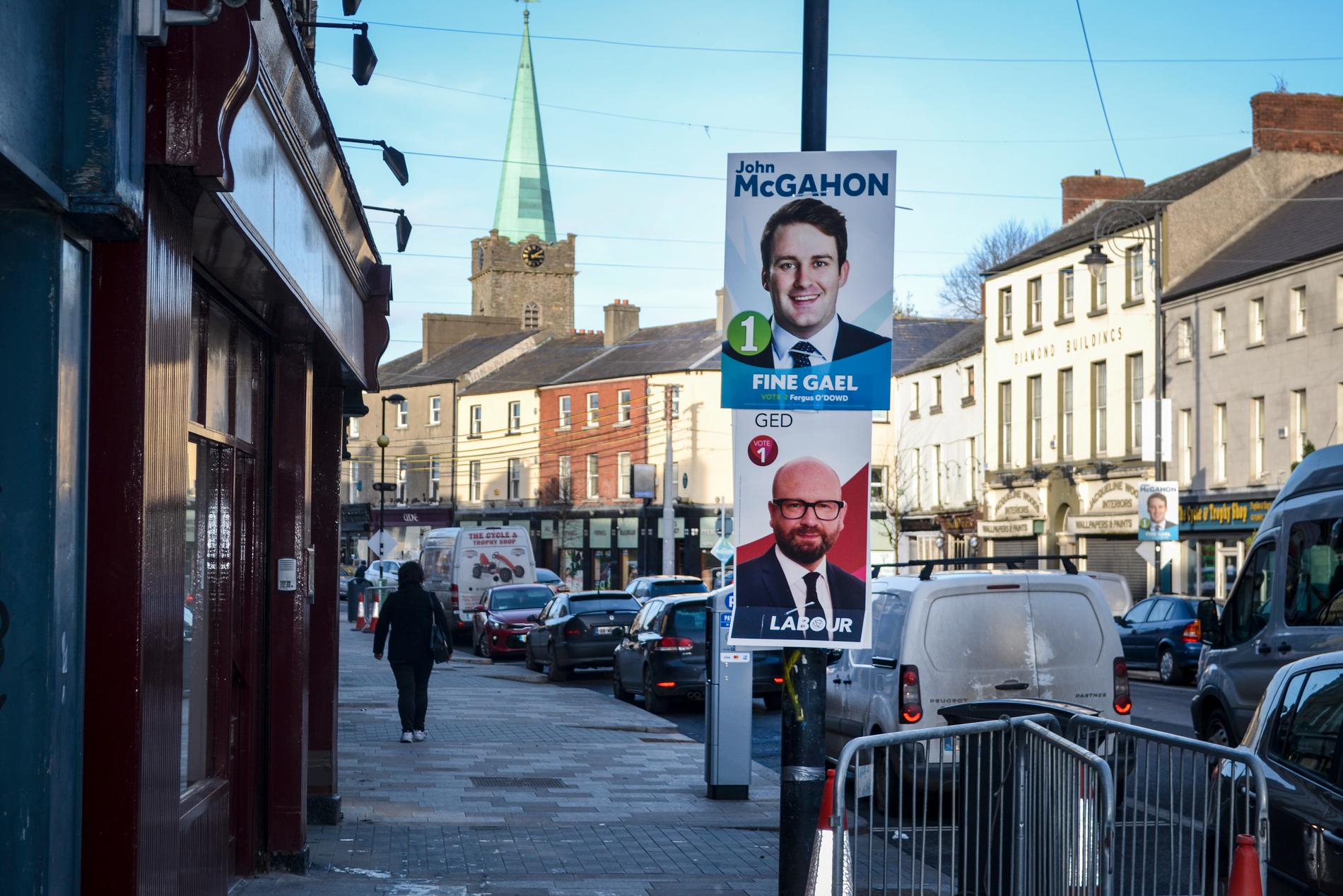 Valskyltar för konservativa Fine Gael och socialdemokratiska Labour i irländska Dundalk, strax söder om gränsen mot Nordirland.