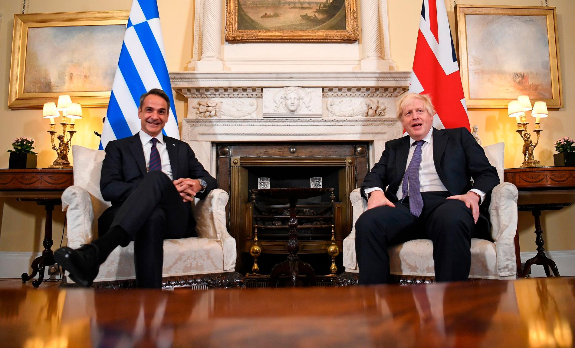 Greklands premiärminister Kyriakos Mitsotakis (vänster) är nöjd trots att värden, den brittiske kollegan Boris Johnson, vägrar att lämna tillbaka Parthenonfriserna.