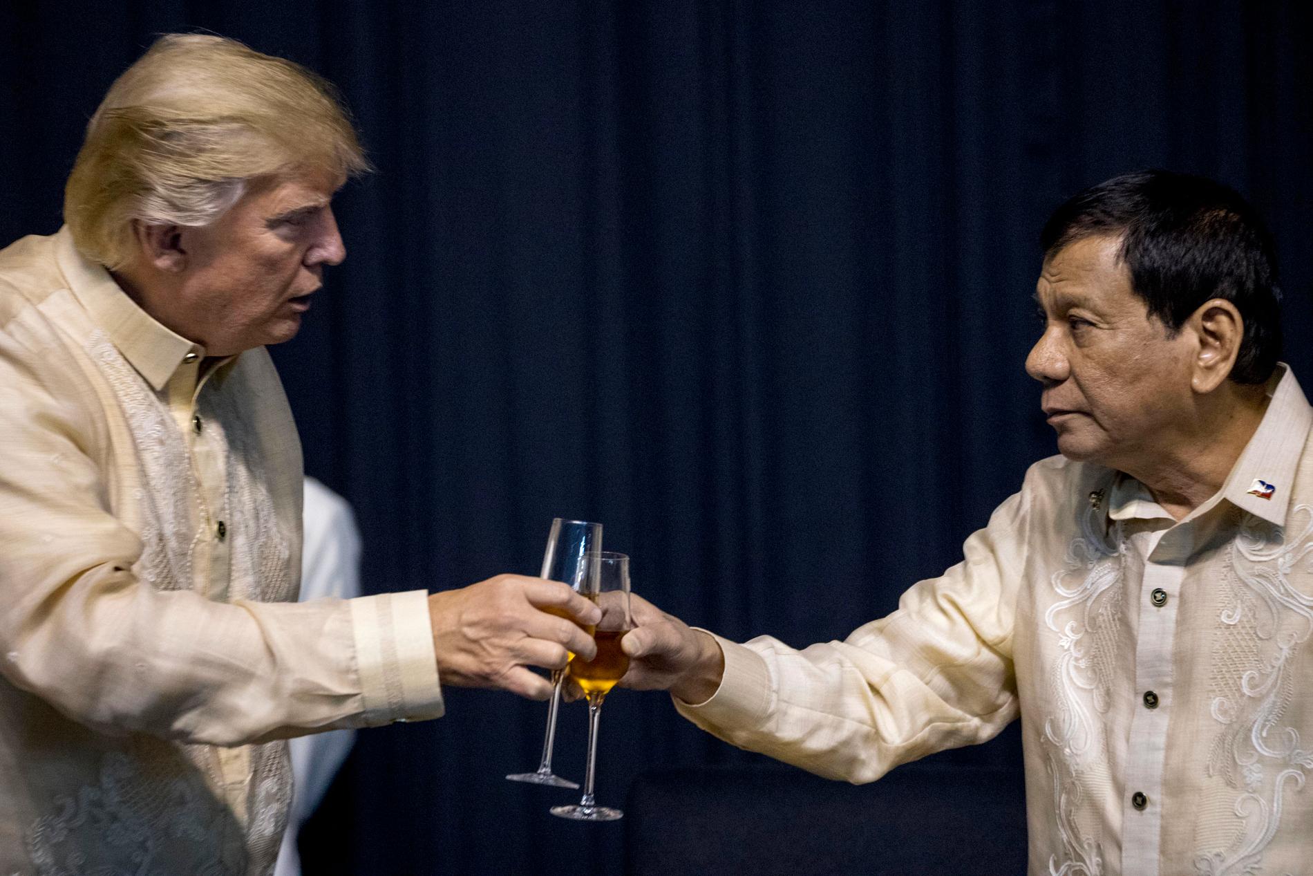 Donald Trump ställde inga kritiska frågor till Rodrigo Duterte under besöket i Manila – pratade om vädret. 