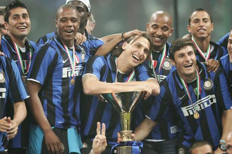 Zlatan vann åter igen "scudetton" 2008 efter att ha avgjort den sista matchen på egen hand. Här firar han med bucklan och lagkamraterna.