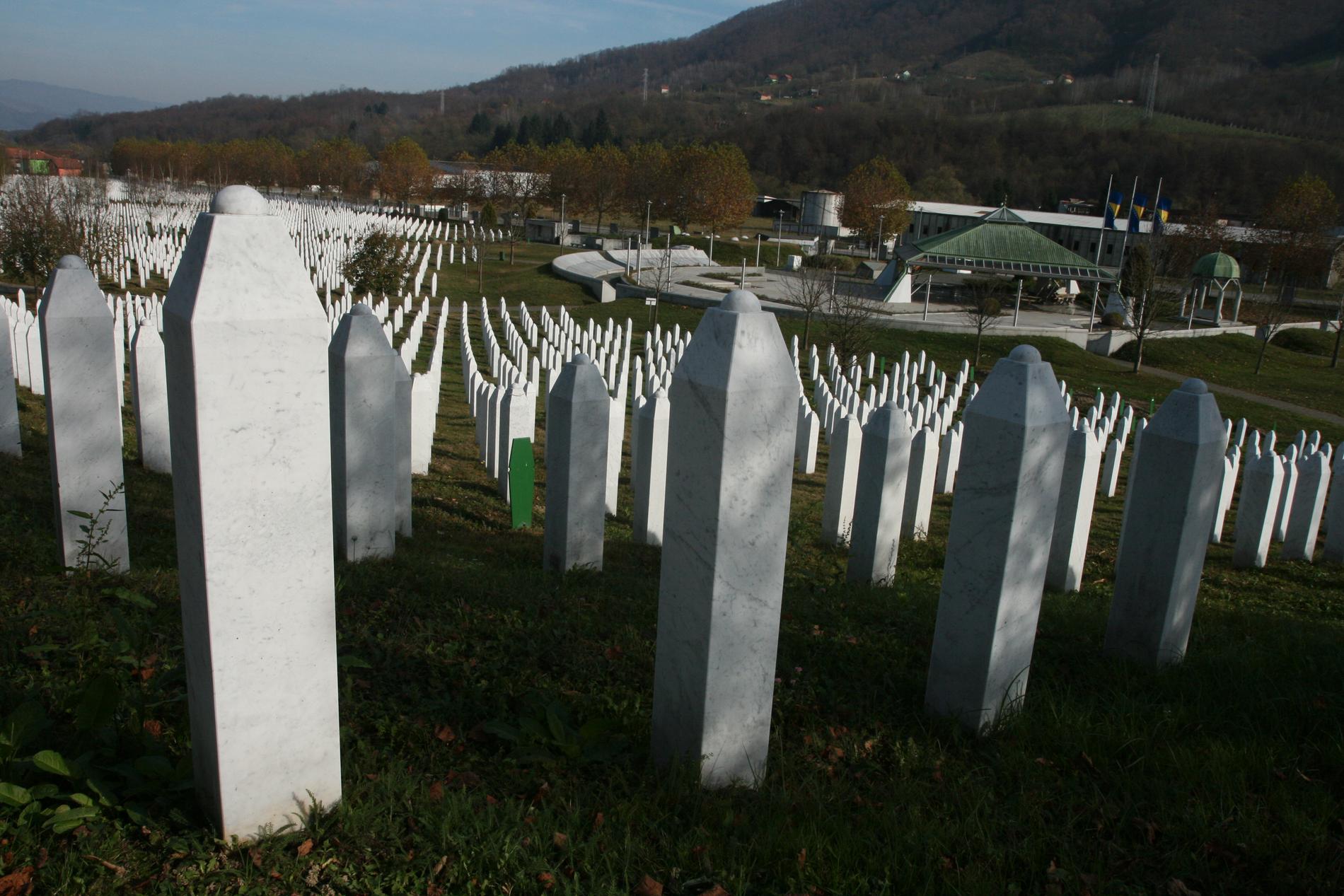 Minnesplatsen över de mördade i Srebrenica ligger tvärs över gatan från FN-basen där flyktingarna sökte skydd