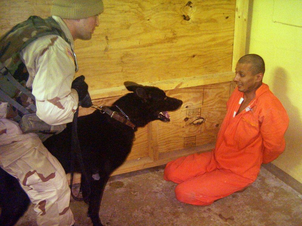 En av de ökända bilderna som läcktes i samband med den uppmärksammade tortyrskandalen i det irakiska fängelset Abu Ghraib, där amerikanska soldater och säkerhetspersonal systematisk torterade och förödmjukade fångar.