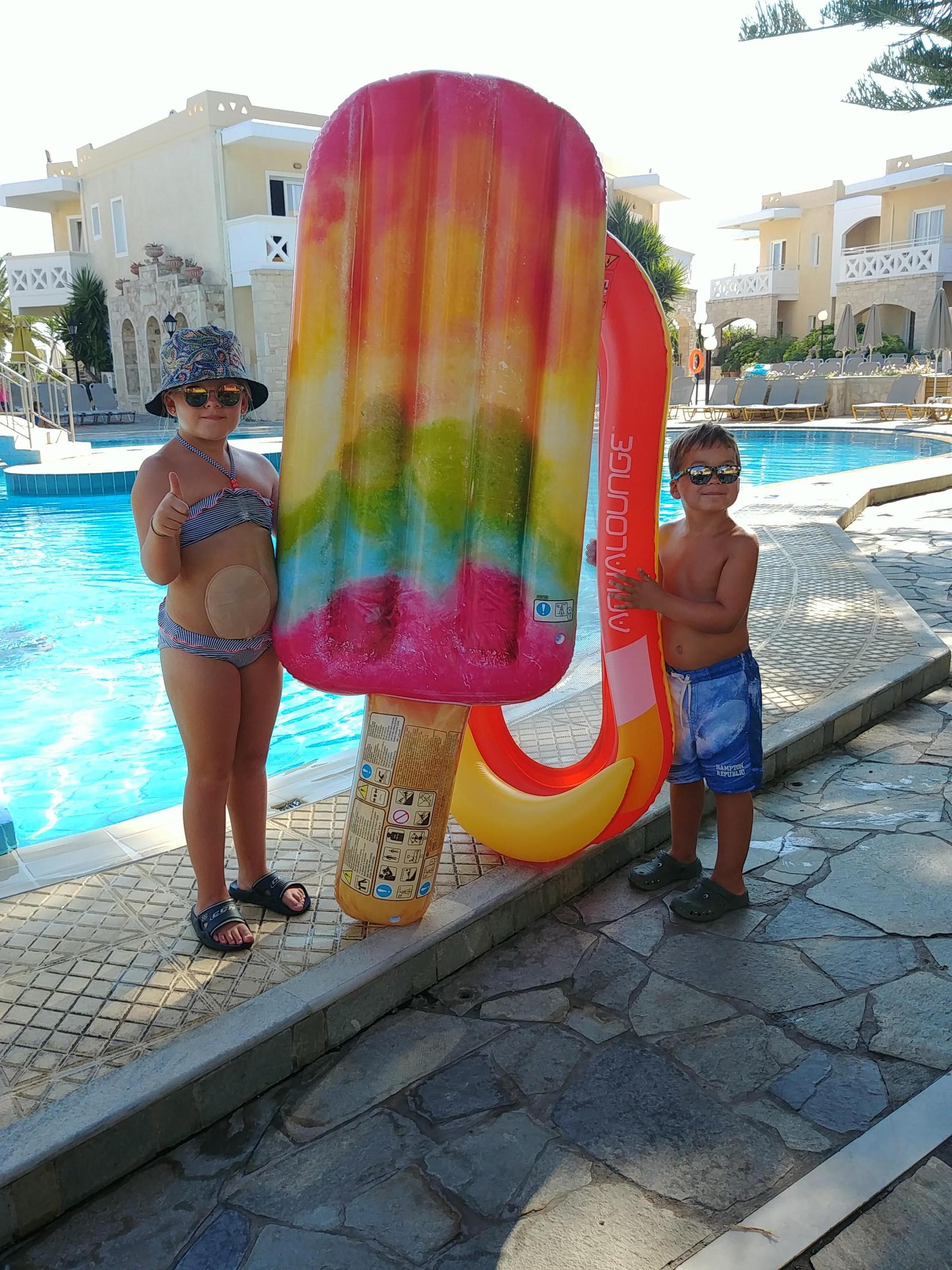 Hedda med sin lillebror Hilding, 6,  under semestern på Gran Canaria. 