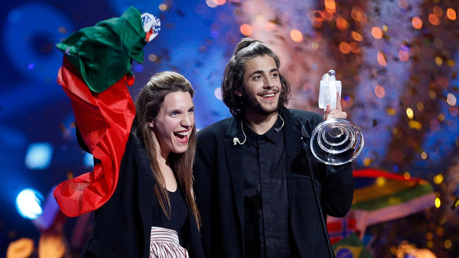 Portugals Salvador Sobral firar Eurovision-segern i Kiev med systern Luisa, som skrev vinnarlåten.