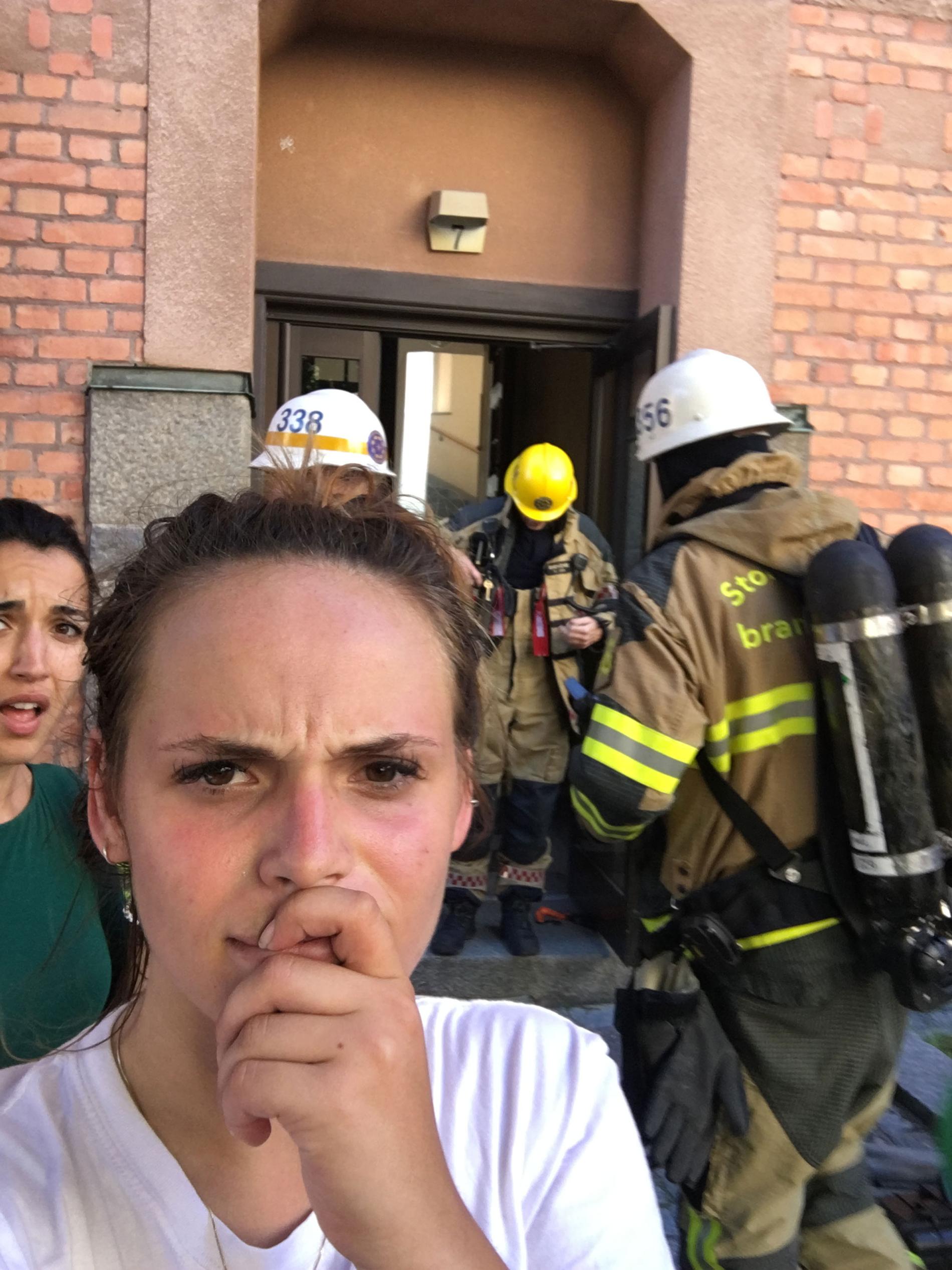 Aina Lesse utanför sin nya bostad, dit brandkåren fick rycka ut direkt.