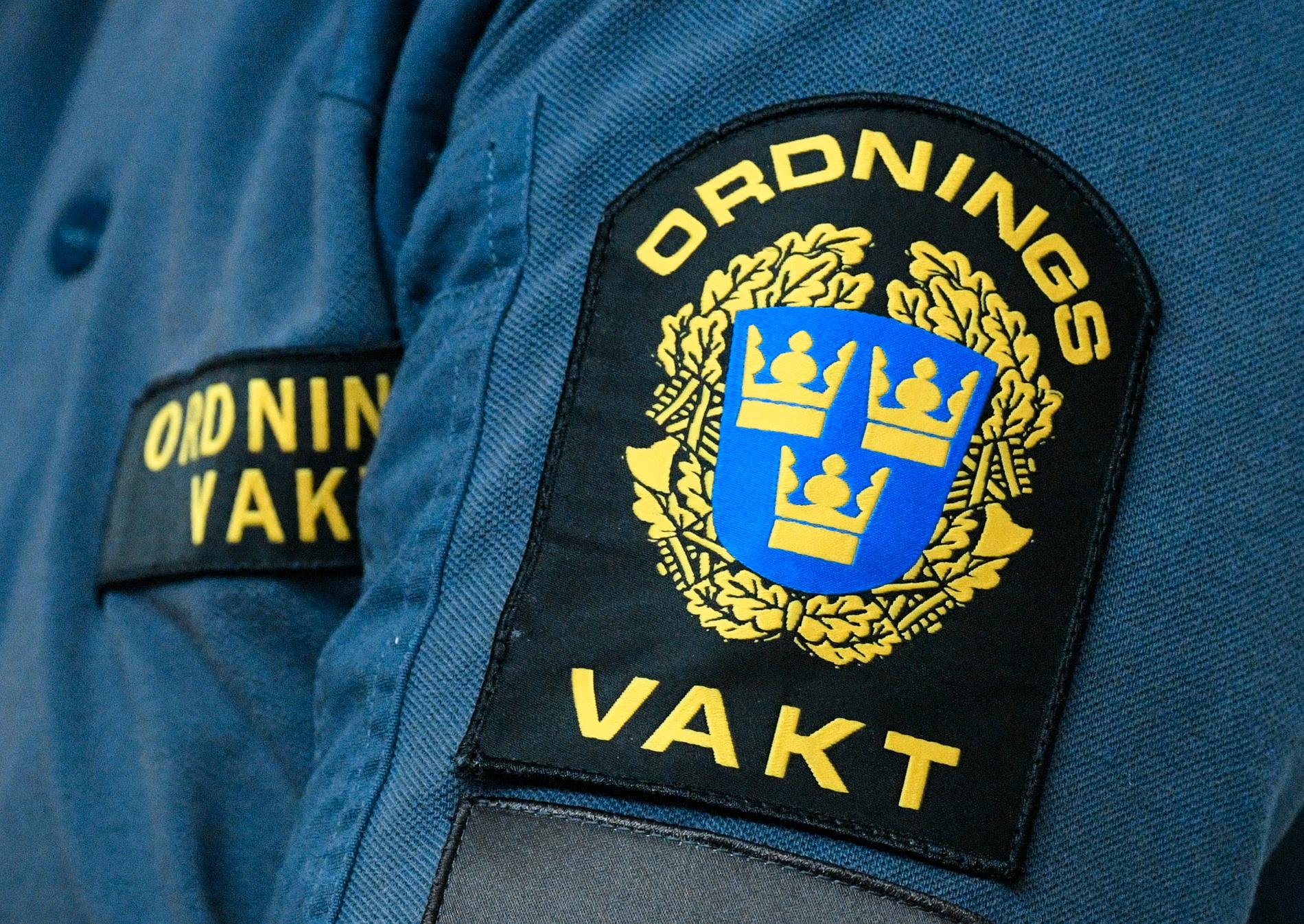 En ordningsvakt åtalas för att ha misshandlat och hotat en kollega på Skatteverket i Stockholm.