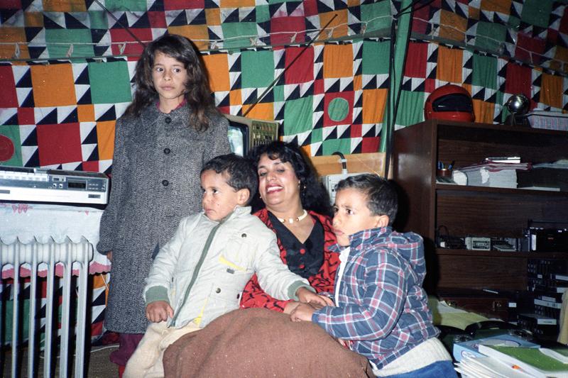 Delar av Gaddafis familj. Sofiya Gaddafi, fru till Muammar Gaddafi, poserar med fyra av deras barn i ett beduintält i utkanterna av Tripoli i januari 1986. Gaddafi tros har åtta barn.