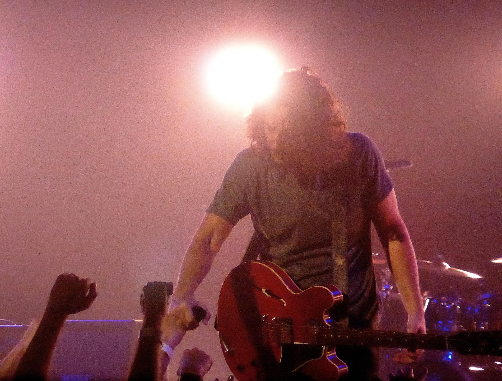 Chris Cornell och Soundgarden spelade på Fox Theatre i Detroit samma kväll som han dog. Här tackar han några fans vid scenkoanten på sin sista konsert.