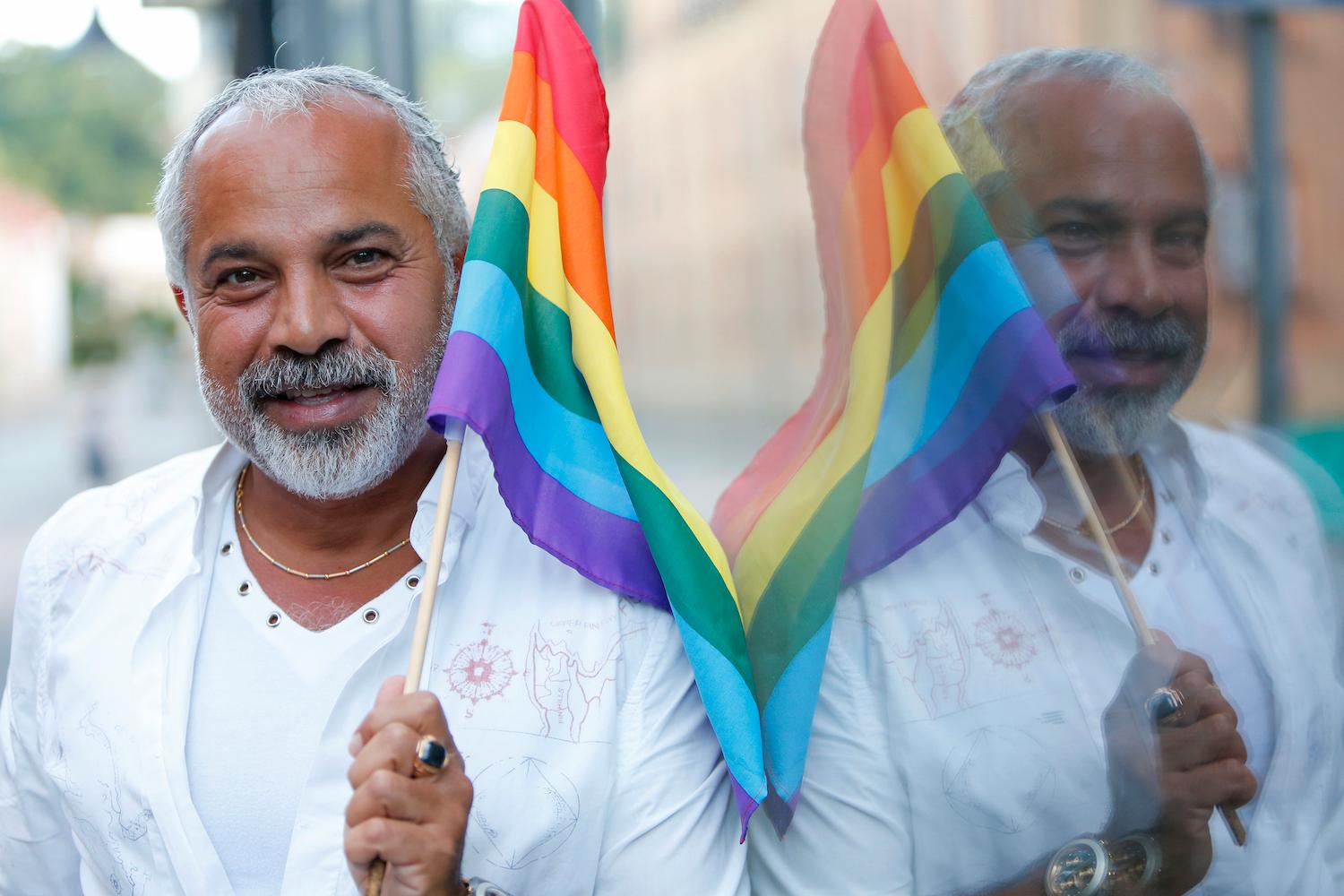 Ardeshir Bibakabadi, muslim och homosexuell, är verksamhetschef för HOMAN som hjälper nyanlända HBT-personer att få nya vänner och komma in i det svenska samhället.