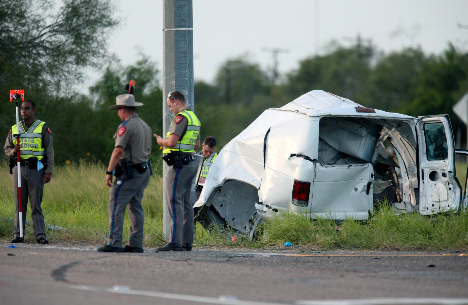 Den kraschade skåpbilen på motorvägen vid Encino i södra Texas.