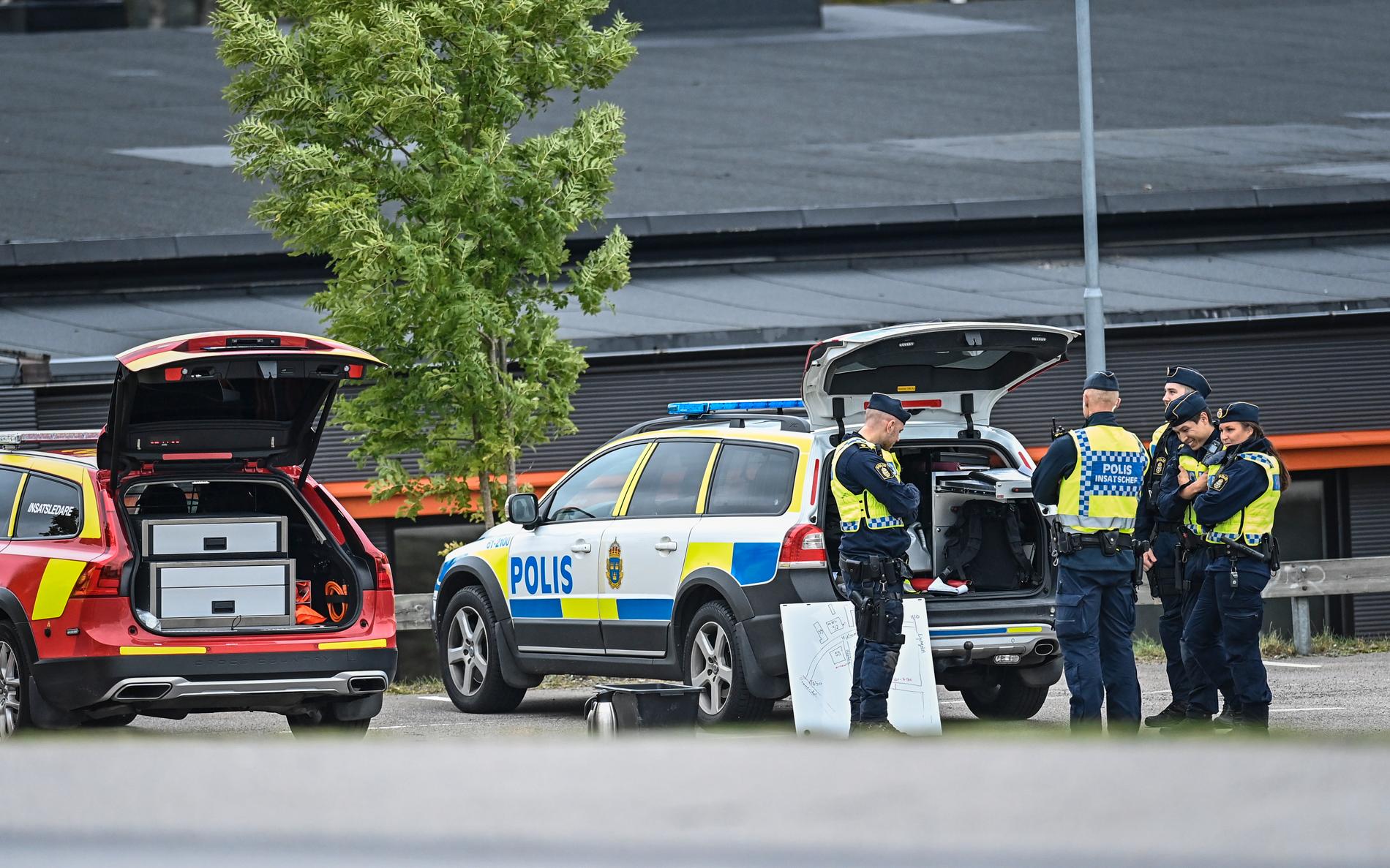 Polisen på plats vid företagsbyggnaden i Växjö.