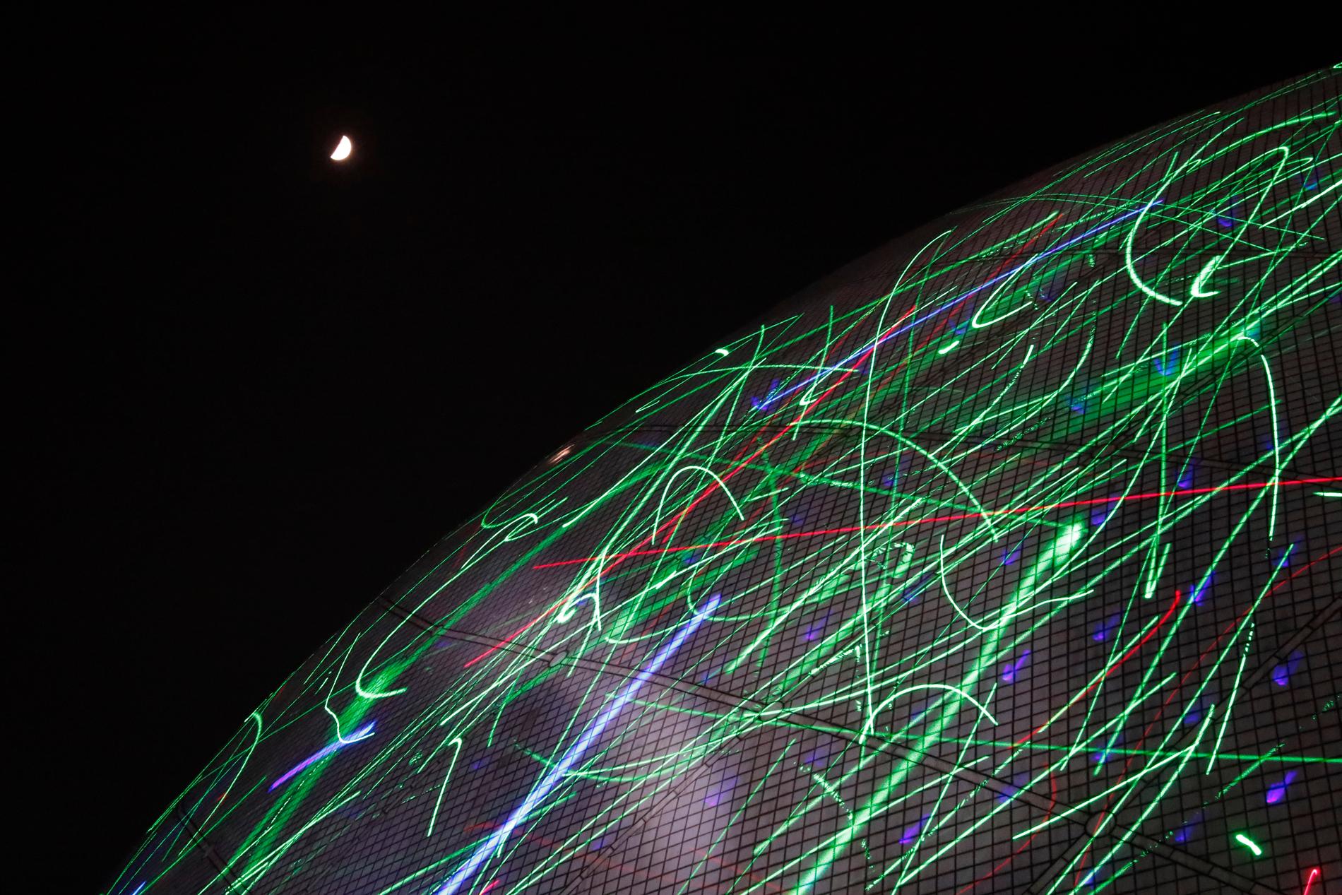 Laserpekare lyser upp Hongkongs rymdmuseums fasad.