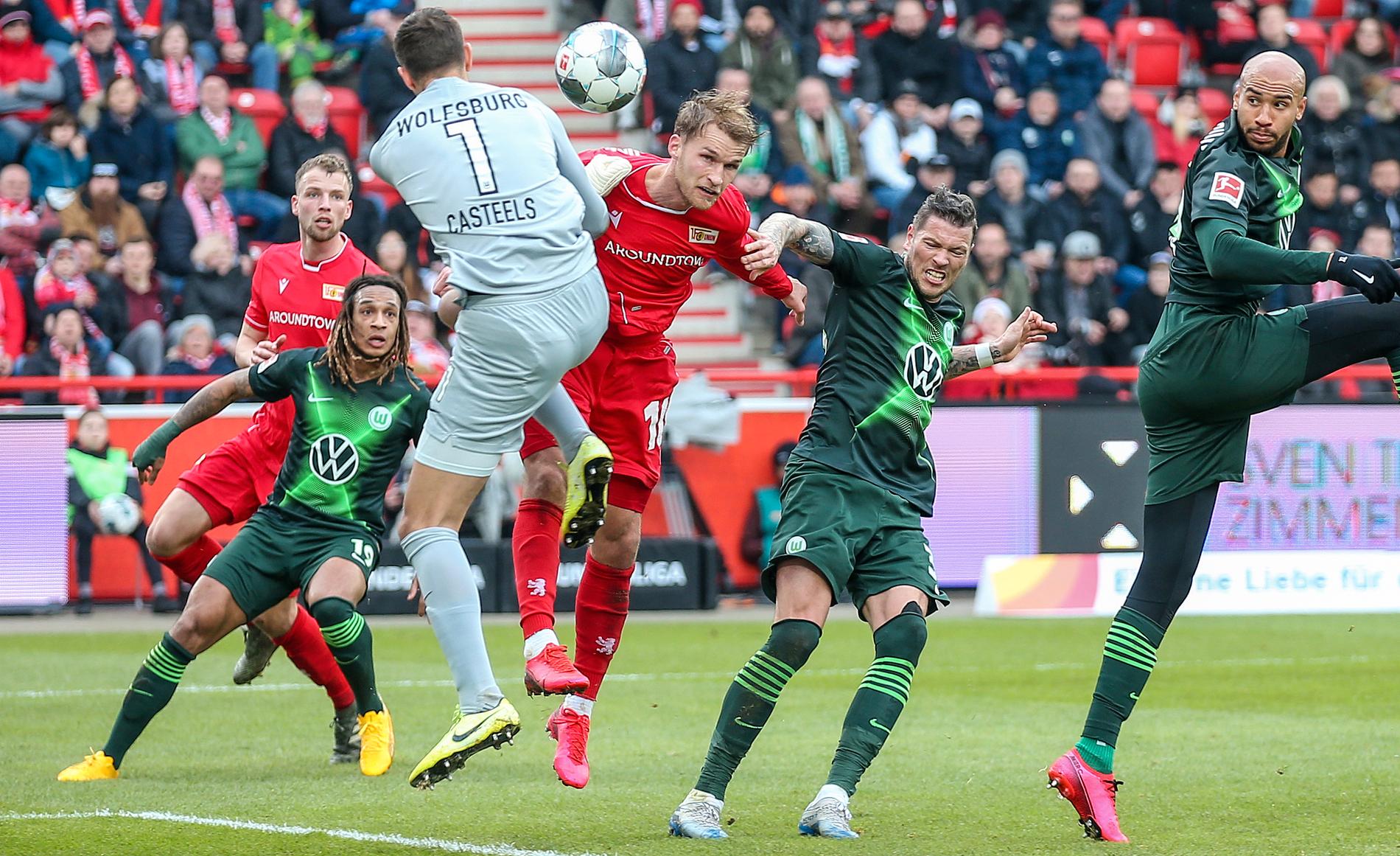 Union Berlins Sebastian Andersson, i rött i mitten, nickade in 1–0-målet i 2–2-matchen hemma mot Wolfsburg i Bundesliga.