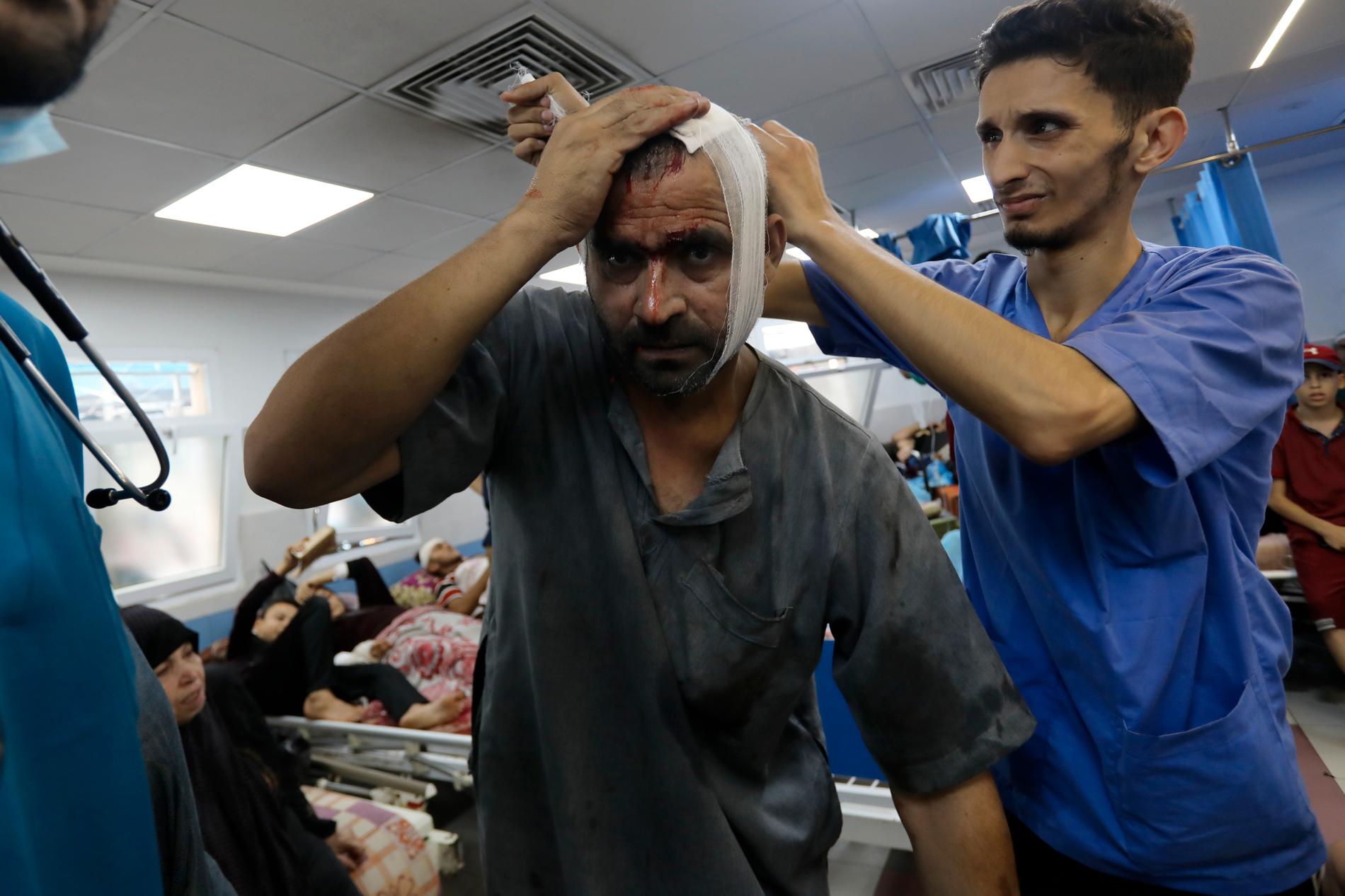 En skadad palestinsk man vårdas på al-Shifa-sjukhuset.