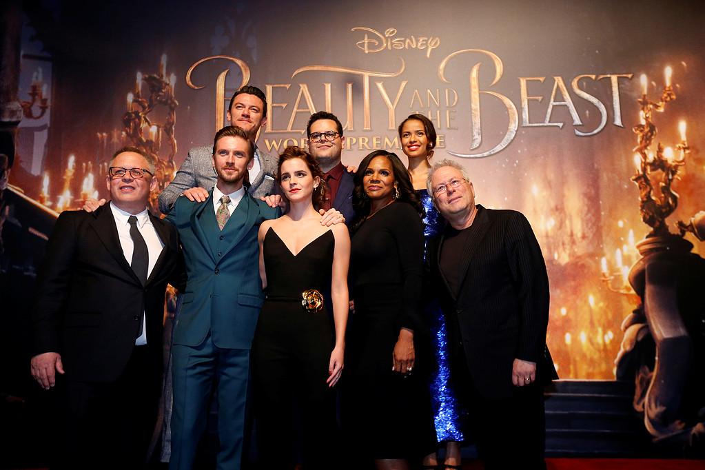 Bill Condon och Alan Menkentillsammans emd skådespelarna Dan Stevens, Luke Evans, Emma Watson, Josh Gad, Audra McDonald and Gugu Mbatha-Raw på premiären av "Beauty and the Beast" i Los Angeles. 