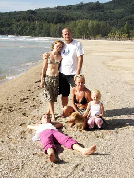 Familjen Kiesbye Scholtyssek kopplar av på stranden i Kamala. Stående: Amanda, 12, och pappa David. Sittande: Mamma Maria, Alicia, 5, och hunden Jeffee. Liggande: Andrea, 11.