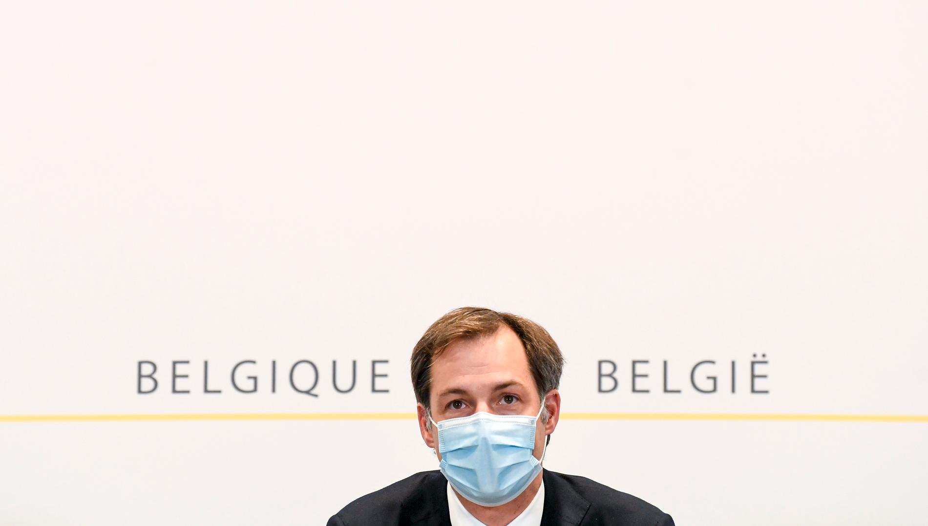 Belgiens premiärminister Alexander De Croo med munskydd under en presskonferens i våras. Nu stiger smittsiffrorna återigen kraftigt i Belgien. Arkivfoto.