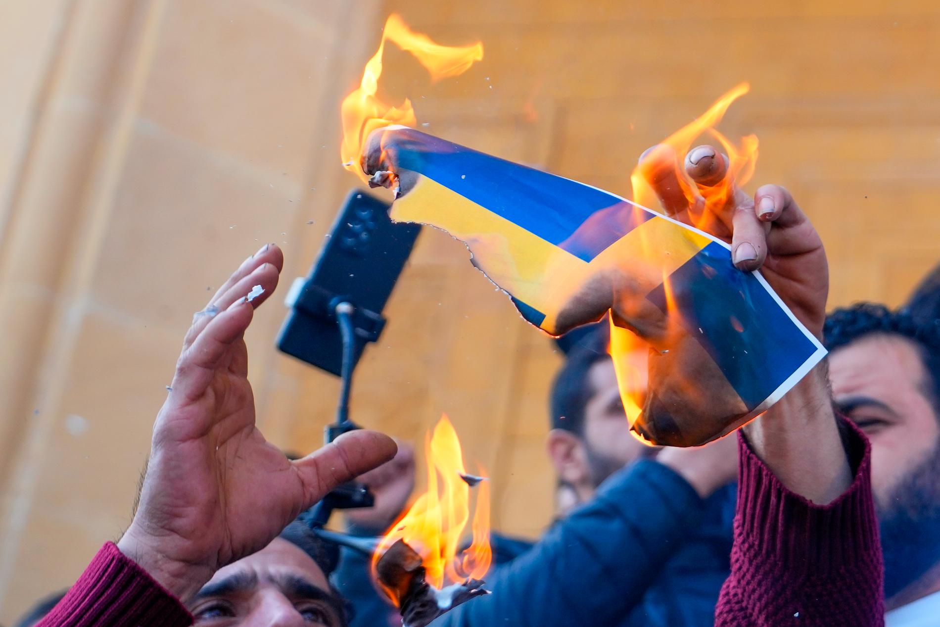 Demonstranter bränner svenska flaggan i Libanons huvudstad Beirut.