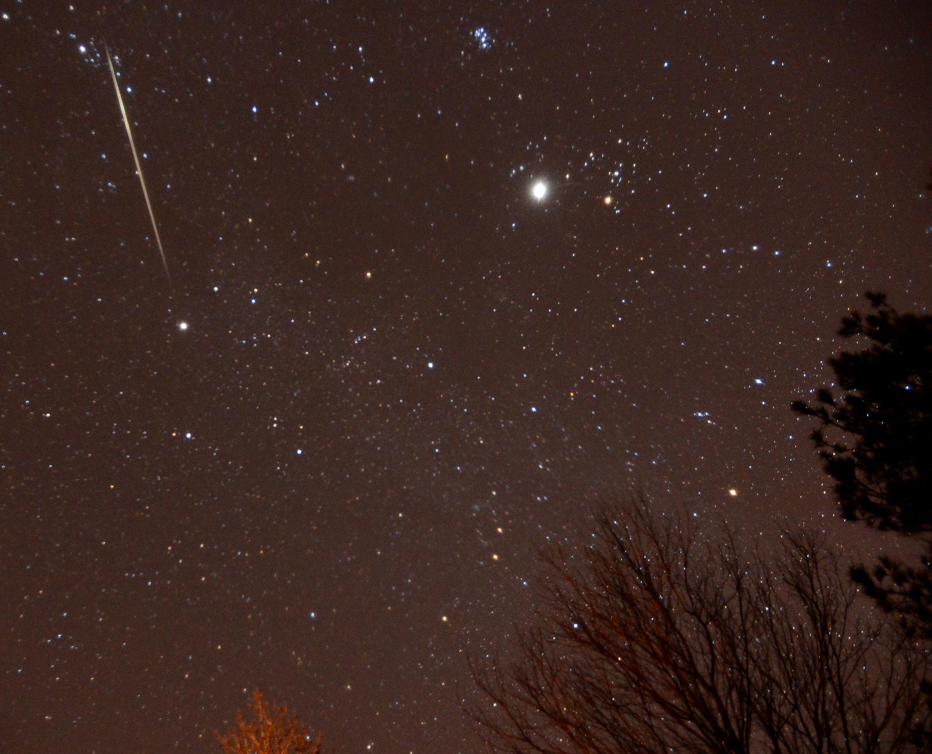 Under december går det att se flera meteorregn i rymden. Under 12-14 december syns Geminiderna mycket bra från jorden. Experter tror att Geminiderna skapades av asteroiden 3200 Phaethon men det finns inga säkra svar. Under optimala förhållanden går det att se drygt 140 meteorer i timmen.