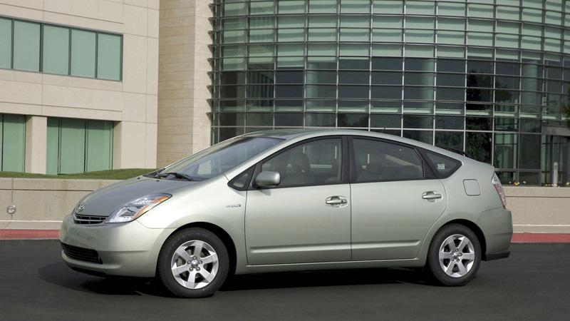 Toyota har hittat ett fel på hybriden Prius som tillverkats mellan 2004 och 2007. En trasig pump riskerar att överhetta bilen. Felet finns i cirka 70000 bilar som sålts i Europa.